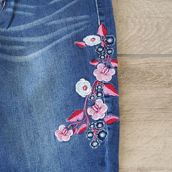 🆕️ Cherokee Capri Jeans - Picture 2 of 5